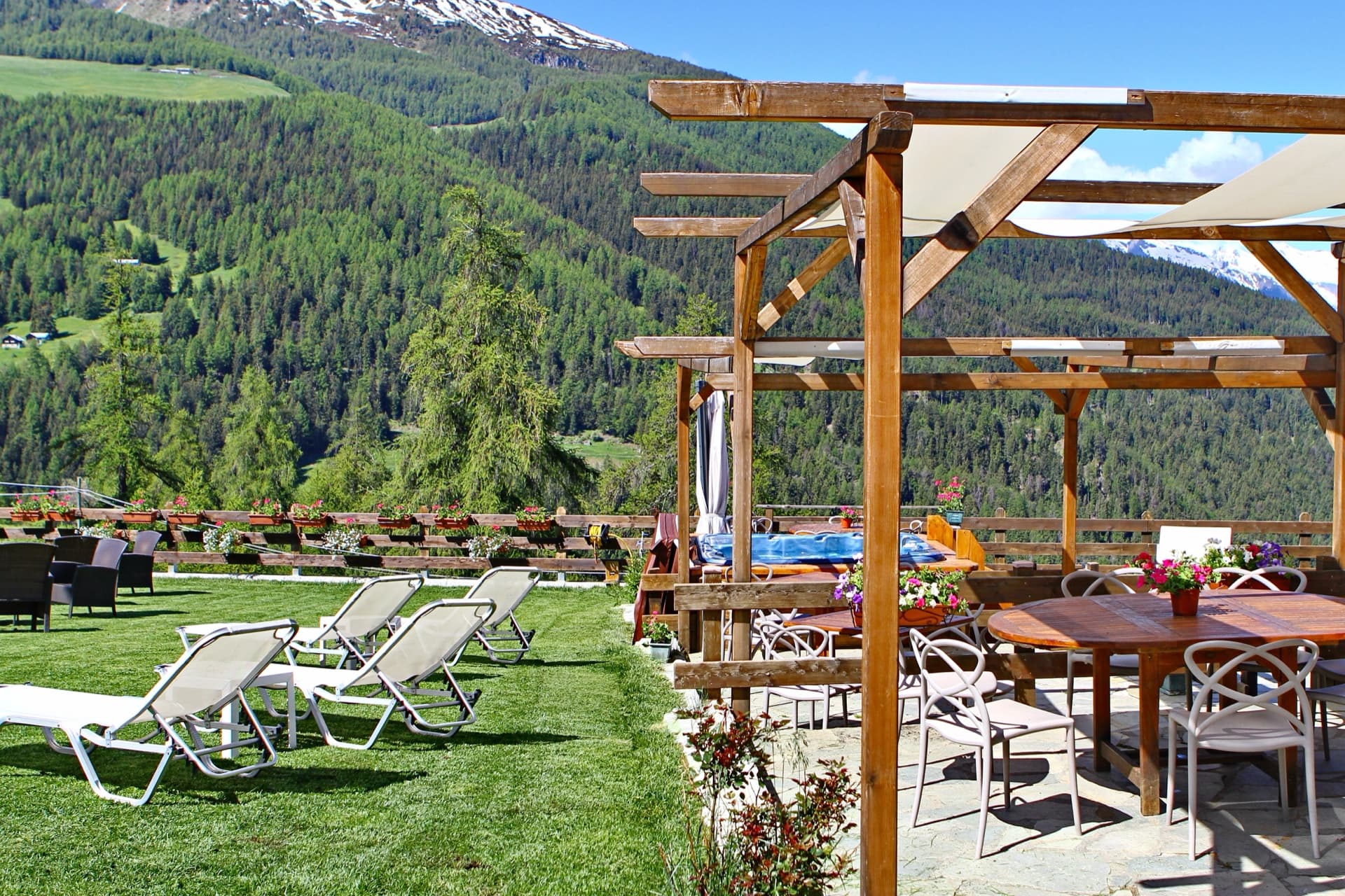 Spazio esterno con lettini e pergola